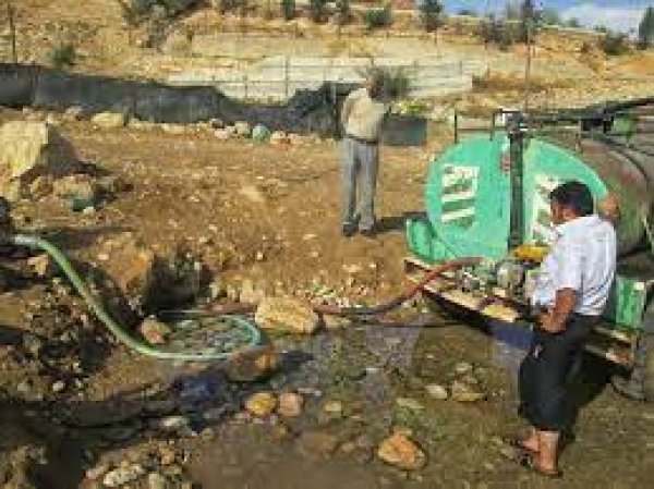 عين ماء في القرية