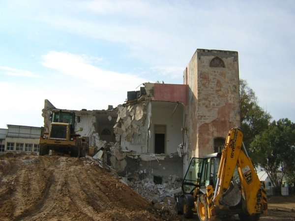 هدم بيت بيدس في قرية الشيخ مونس 2003