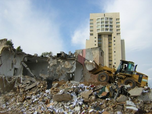 هدم منزل من آخر منازل قرية الشيخ مونس