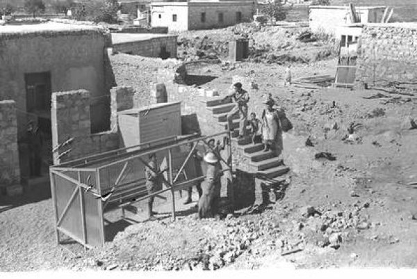 صور لمستوطنين يتجولون في قرية رنتيه بعد احتلالها وطرد أصحابها منها، الصورة تعود لعام 1949