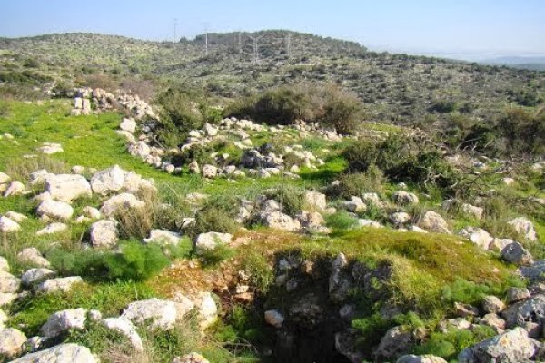 صورة لخربة عامر الواقعة جنوب شرق القرية