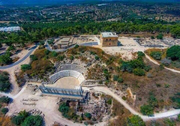 صورة جوية لقرية صفورية يظهر فيها المسرح الروماني والقلعة