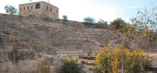 جانب من مدرج المسرح الروماني في صفورية