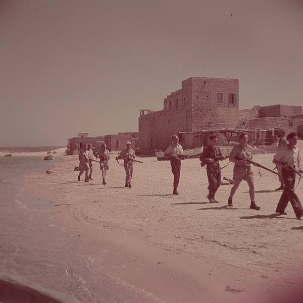 صورة أرشيفية للعصابات الصهيونية أثناء احتلال الطنطورة عبر الشاطئ