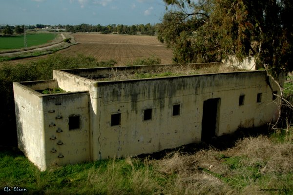 مبنى اصطبل الخيول الذي استخدمته العصابات الصهيونية في احتلال بيت دراس وقرى الجنوب