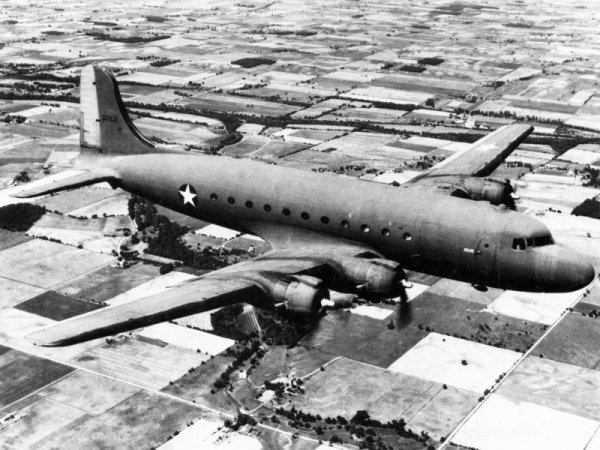 هبطت أول طائرة من طراز Douglas C-54 Skymaster على هذا المدرج  في بيت دراسفي 1 أبريل 1948 ، عندما جلبت سرًا أول شحنة أسلحة صغيرة من جمهورية التشيك