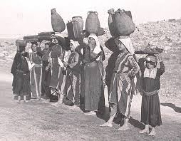نسوة من بلد الشيخ ينقلن المياه بواسطة جرار فخارية الصورة عام 1938