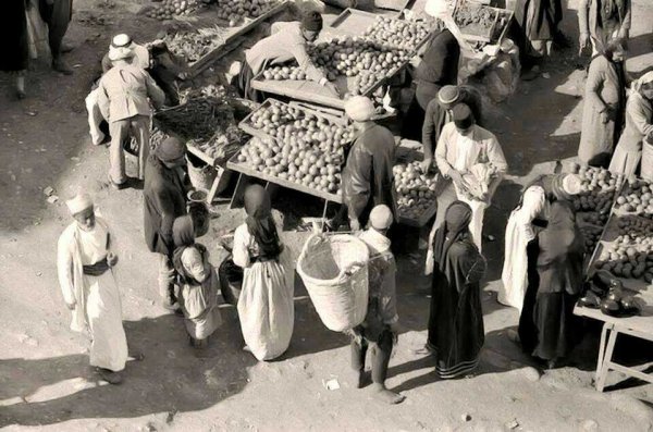 صورة من سوق بلد الشيخ عام 1923 نقلا من صفحة الباحث أحمد مروات على فيسبوك
