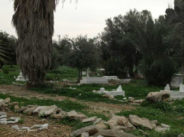 بقايا مقبرة الاستقلال (القسام) شرق بلد الشيخ