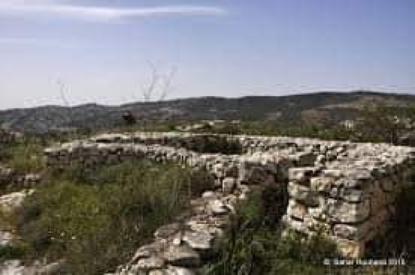 مبنى قديم شاهد على حقوقنا في القسطل