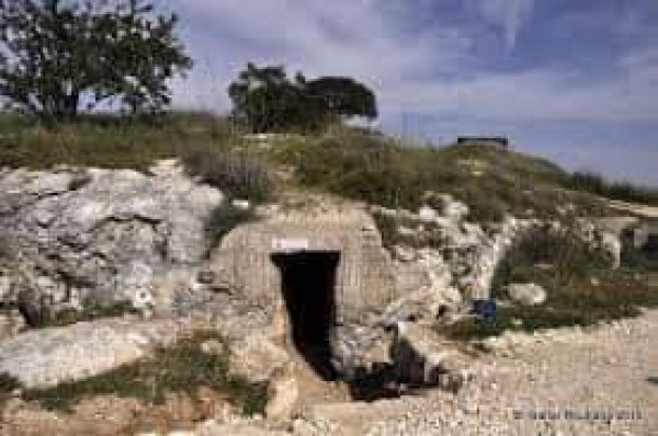 بيت قديم "مغارة" من أراضي القسطل