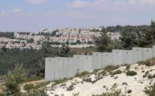 الجدار العازل في قرية الولجة