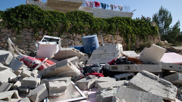 حطام منزل في الولجة هدمه الاحتلال