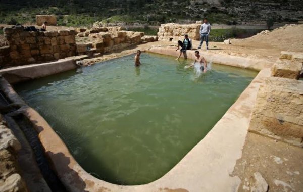 عين الحنية في قرية الولجة يسيطر عليها الصهاينة