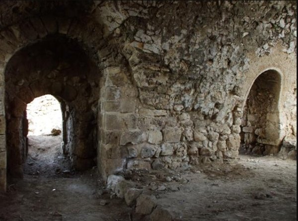 داخل احد البيوت التي سلمت من التطهير، قرية  بيت عطاب