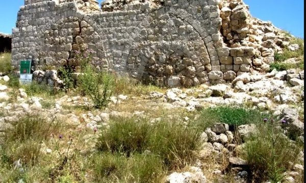 القلعة الاثرية الموجودة في قرية  بيت عطاب