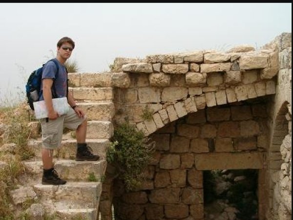 اطلال قرية  بيت عطاب المدمرة وتظهر بالصورة صهيوني