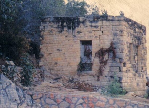 مبنى شاهد على حقوقنا من بيت محسير