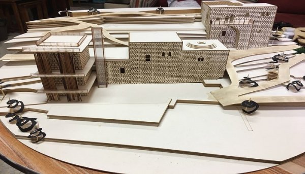 ثلاث مهندسات في جامعة بيرزيت جميلة عابد، وأريج خلف وكفاح أبو شرا يصممن نوذج قرية لفته