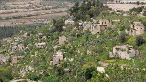 أبنية قديمة من قرية لفتا العريقة