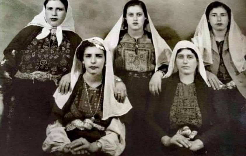 فلسطينيات من قرية ⁧‫لفتا‬⁩ المهجرة قضاء ⁧‫القدس‬⁩ بزيهن التراثي ⁧‫فلسطين‬⁩ بين العام 1946 و العام 1947