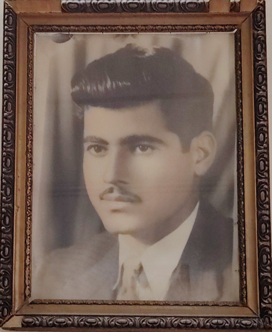 صورة قديمة للأستاذ عاطف حسين شعبان تعود لخميسينيات القرن الماضي