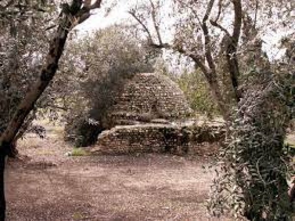 مبنى من قرية البطاني الشرقي