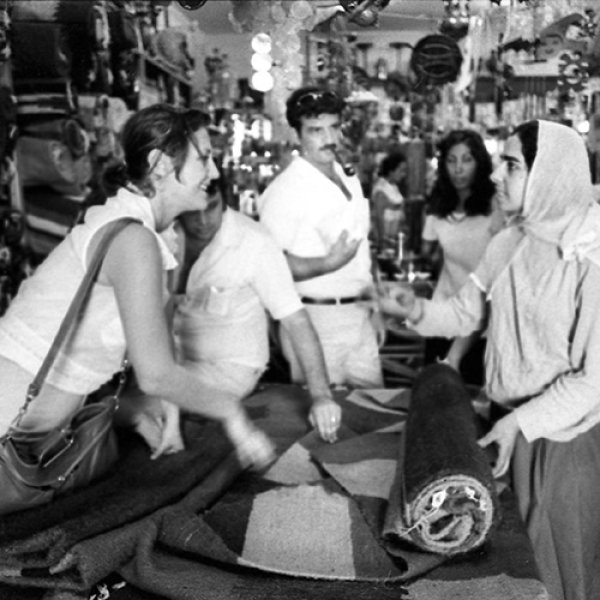 صورة داخل متجر في دالية الكرمل عام 1974