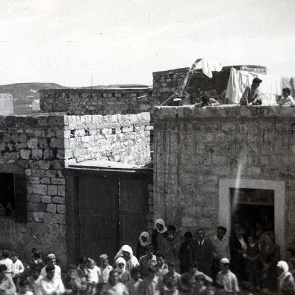 أهالي حيّ في دالية الكرمل مجتمعين عام 1956،