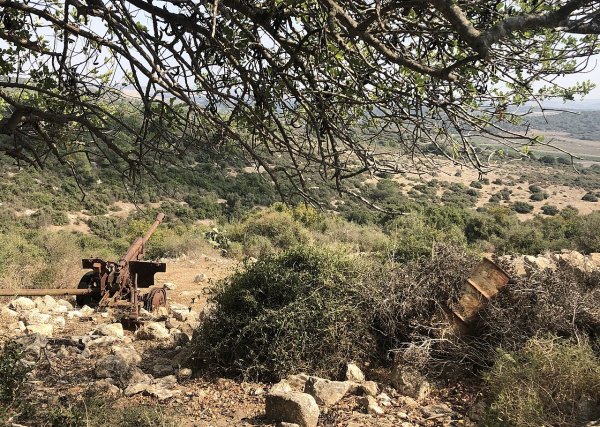 إطلالة من أراضي قرية السنديانة وتظهر فيها منازل القرية المدمرة