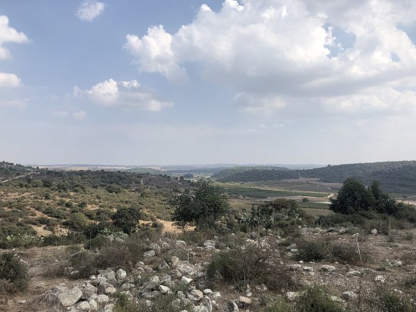 إطلالة من أراضي قرية السنديانة وتظهر فيها منازل القرية المدمرة