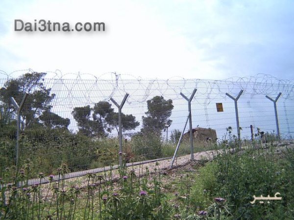 سياج لموقع عسكري بالقرب من موقع القرية