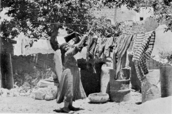 أحد نساء القرية