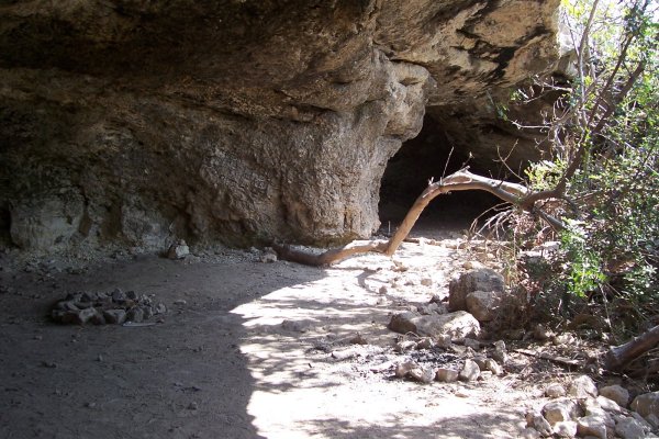 قرية عين غزال: مدخل مغارة النمرية
