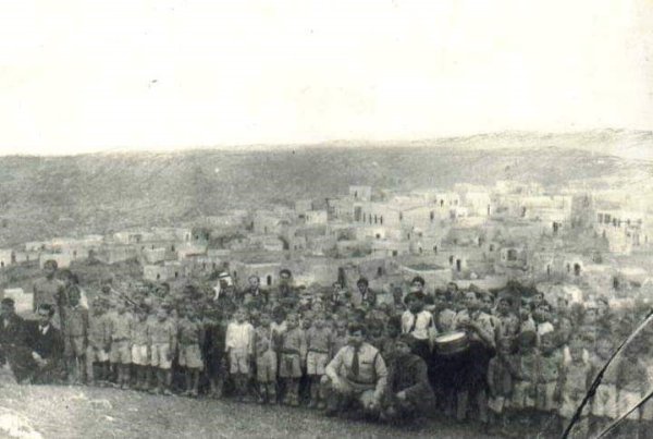 الكشافة   عام1947وتظهر خلفهم القرية التي دمرتها العصابات الصهيونية