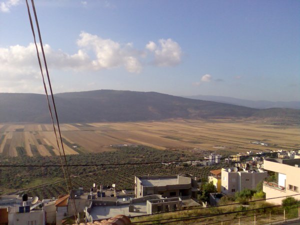 ابنية القرية وسهل البطوف