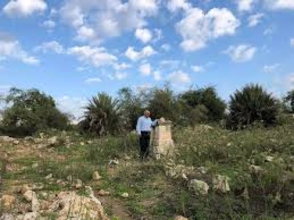 أحد قبور مقبرة بيت نبالا المهجرة