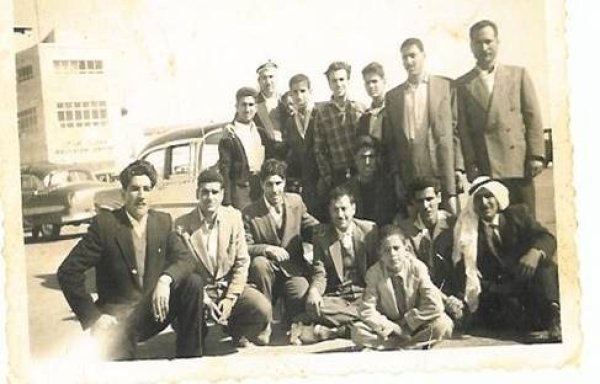 مجموعة من شباب قرية  دير طريف عام 1959 في وداع صديق لهم: هوية