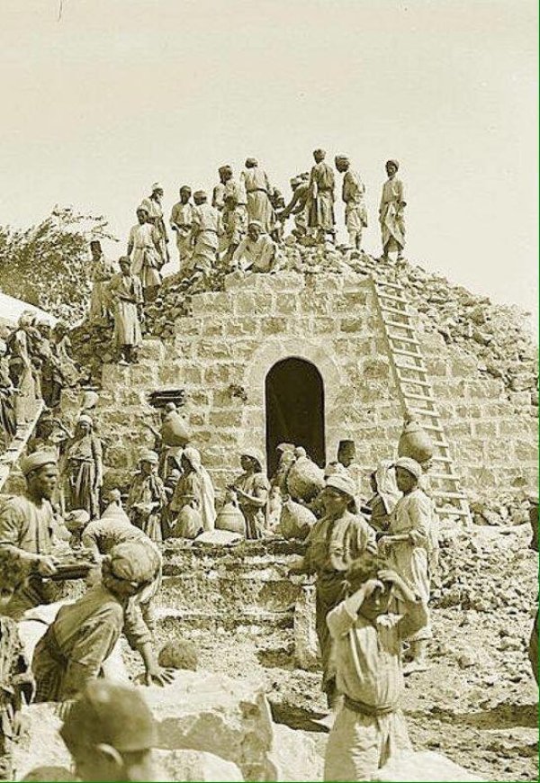 صورة من عام 1937 ل قرية سلواد يتعاون أهل القرية بشهد رائع في بناء بيت لأحد السكان