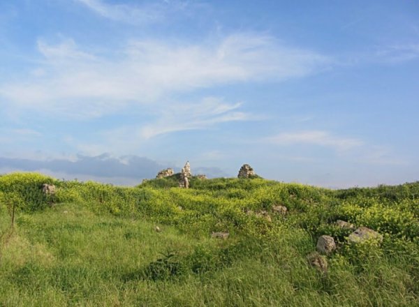 القرية وآثار بيوتها المدمرة